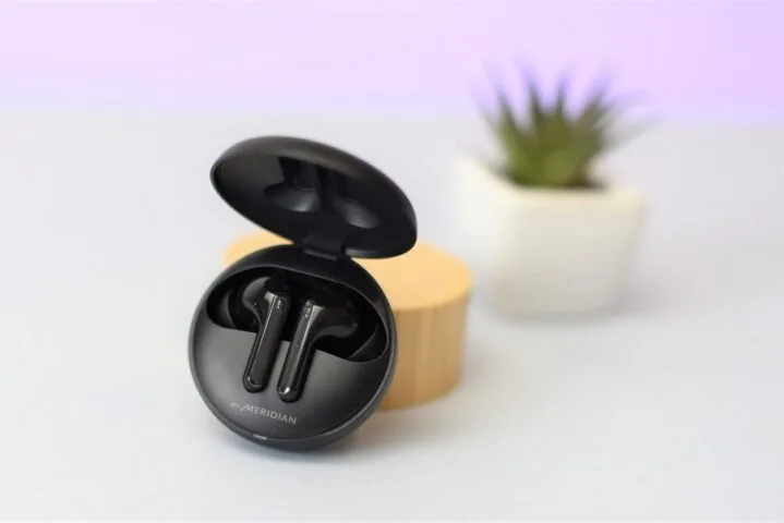 Test słuchawek LG TONE Free UVnano HBS-FN7. Sterylne i mocno basowe