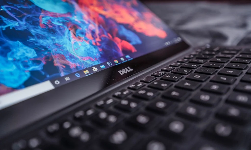 Dlaczego poleasingowy Dell Latitude za 1400 zł bije nowego laptopa z marketu za 3500 zł