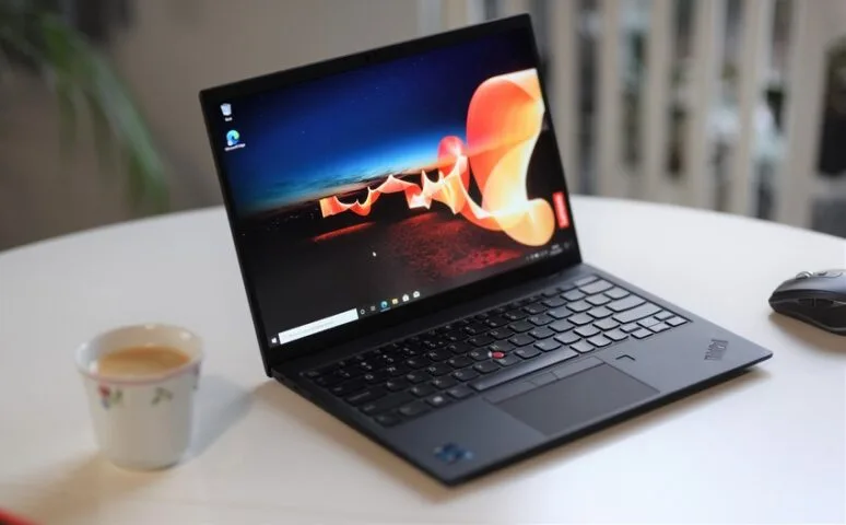 Wyjątkowo lekki i smukły, a do tego wydajny. Chciałbym zostać z Lenovo ThinkPad X1 Nano na dłużej
