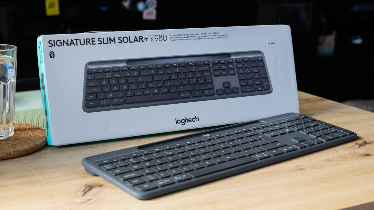 Recenzja Logitech Slim Solar+ K980. Klawiatura zasilana światłem – nie tylko słonecznym