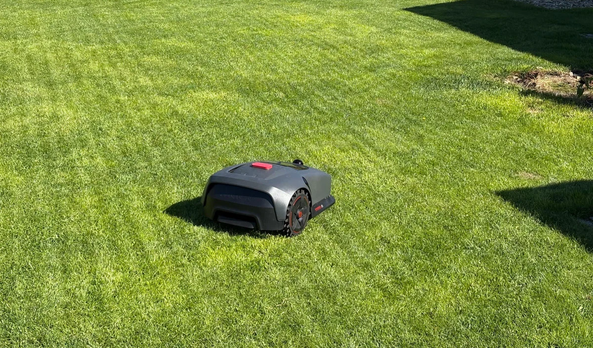 Recenzja MOVA 1000. Zrezygnowałem z koszenia trawnika, ten robot robi to za mnie