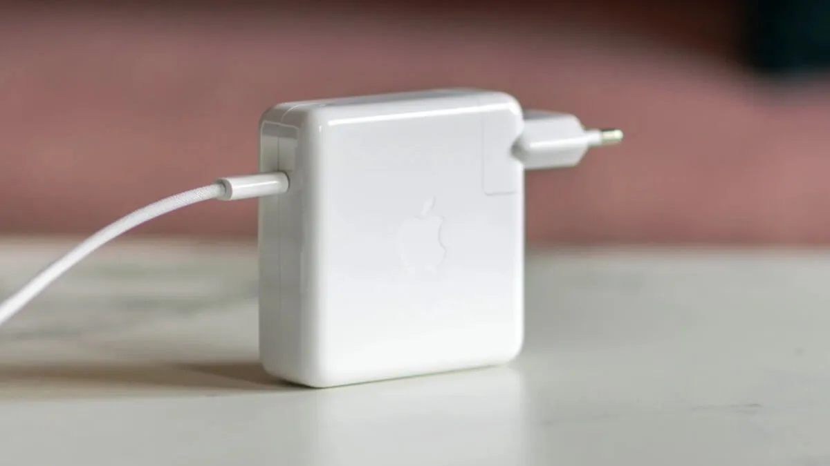 Nowy MacBook Air bez ładowarki. Kupisz ją oddzielnie