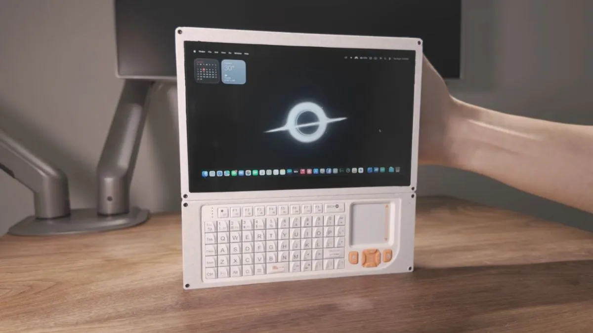 Apple Mac Mini w formie handhelda. Ma Joy-Cony i działa na baterii
