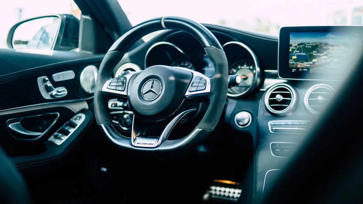 Mercedes przywraca fizyczne przyciski. Miłośnicy klasyki tryumfują