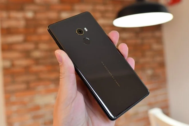 Bezramkowy Mi MIX 2 trafia do oficjalnej sprzedaży w Polsce. Na początku dostępność będzie mocno ograniczona