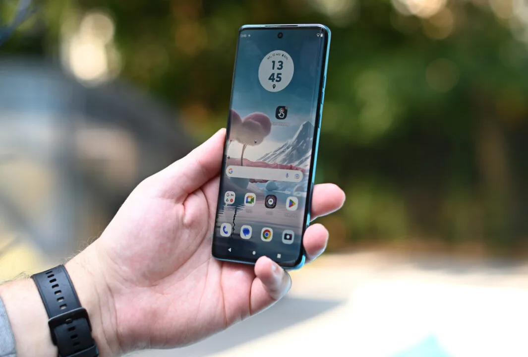 Edge 40 Neo - zagięty ekran