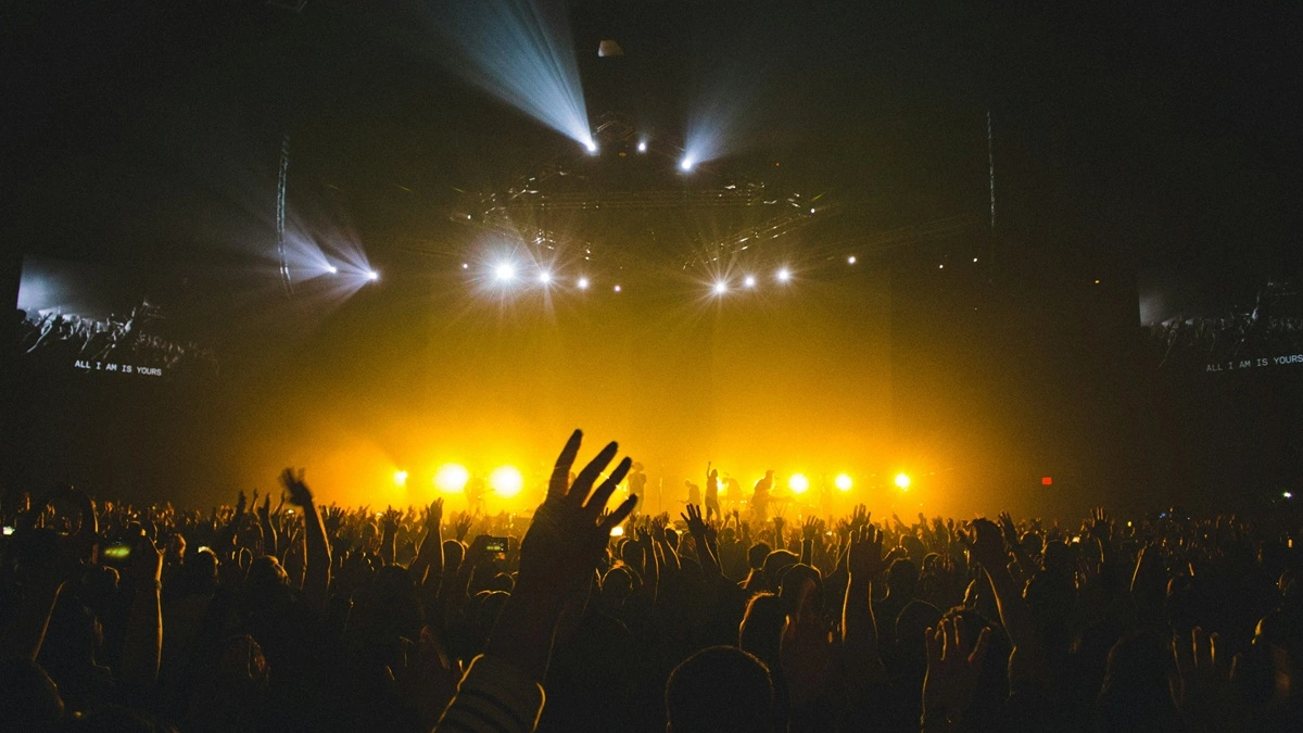 Topowe piosenki w Polsce to wytwory AI. Twoje uszy Cię oszukują