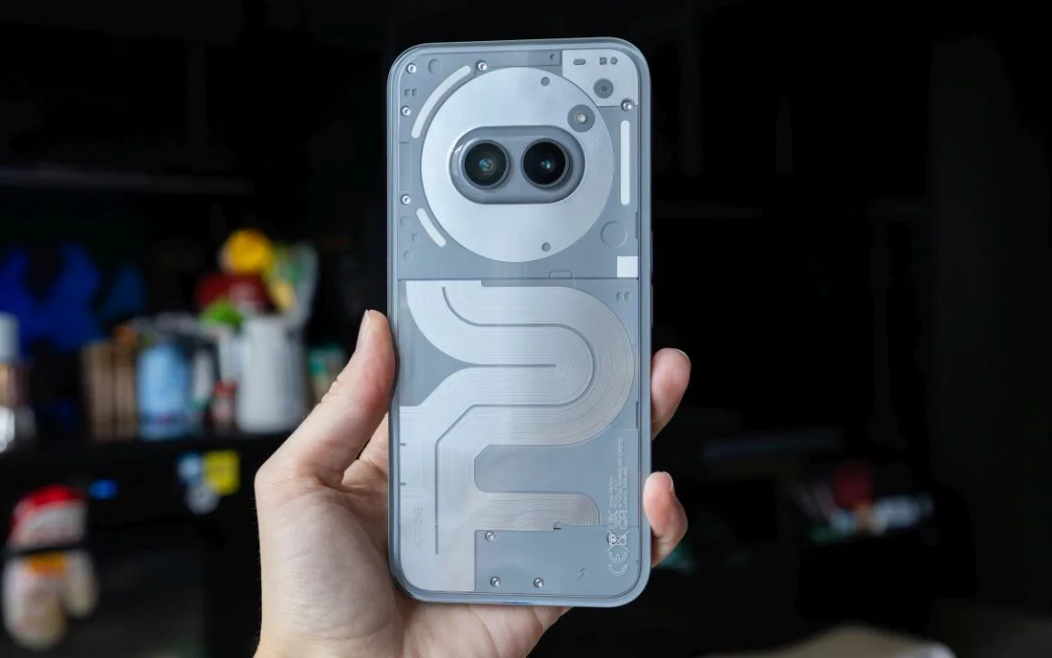 Nothing Phone (2a) Plus - recenzja. Świeci się i błyska