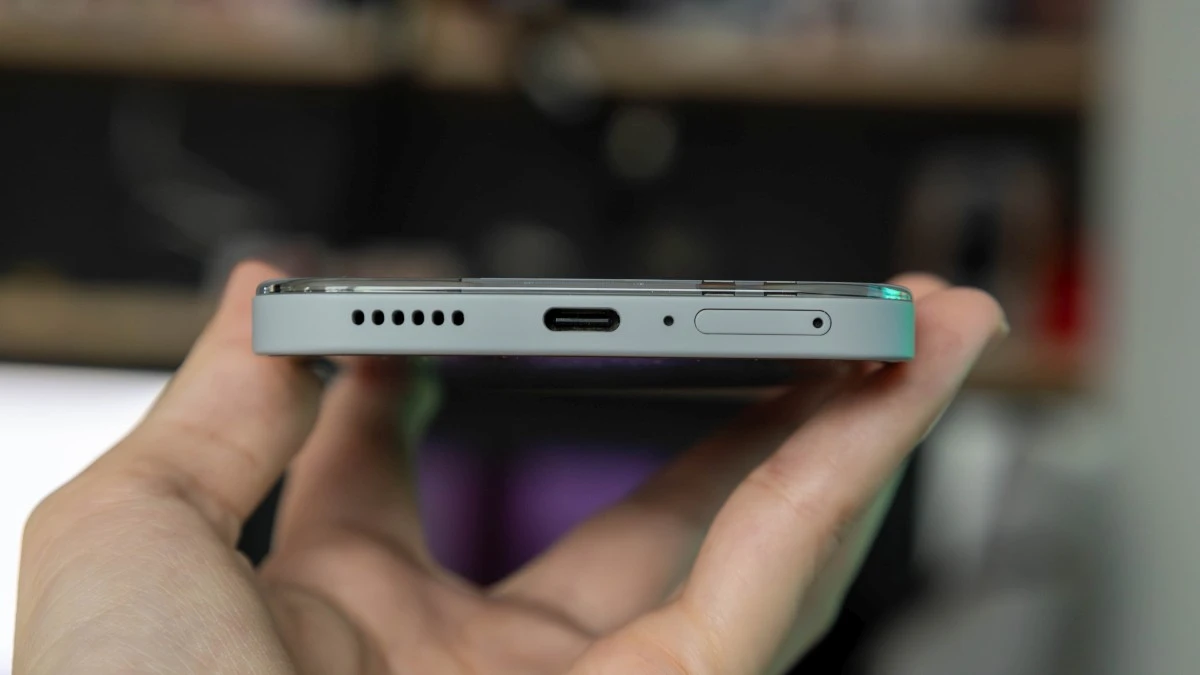 Nothing Phone (2a) Plus - recenzja. Świeci się i błyska