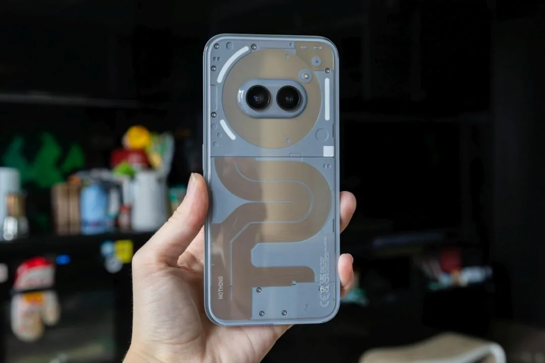Nothing Phone (2a) Plus - recenzja. Świeci się i błyska