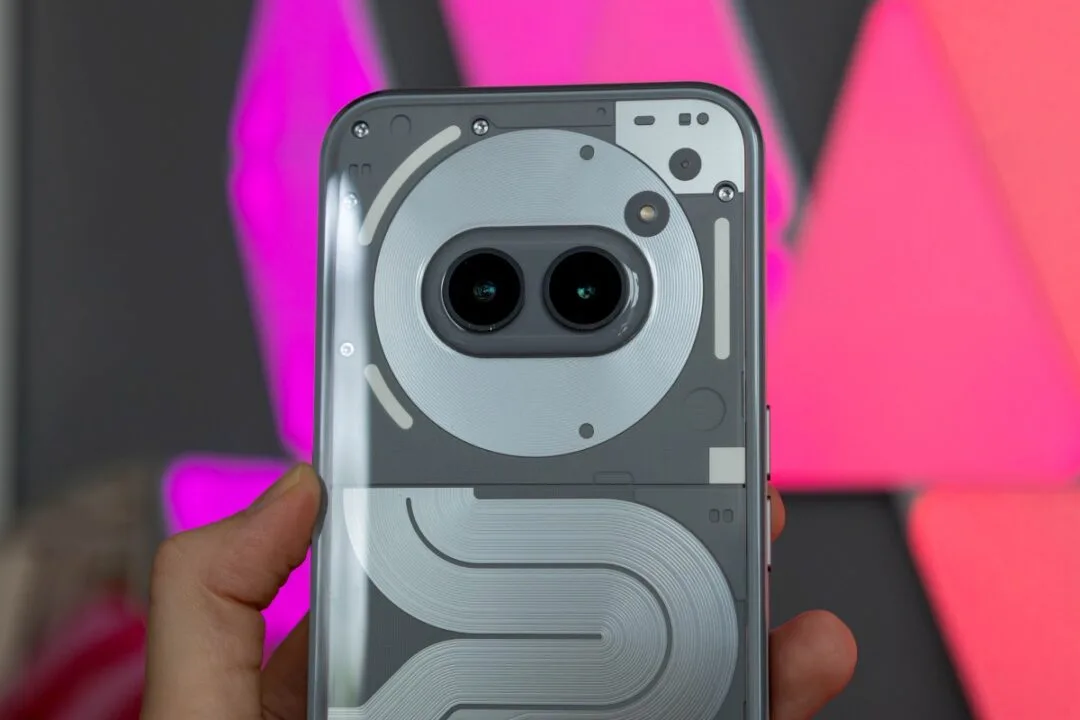 Nothing Phone (2a) Plus - recenzja. Świeci się i błyska