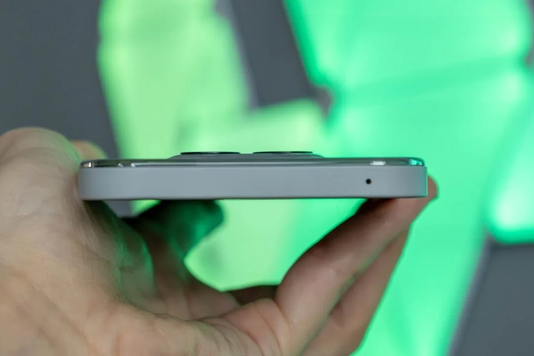 Nothing Phone (2a) Plus - recenzja. Świeci się i błyska