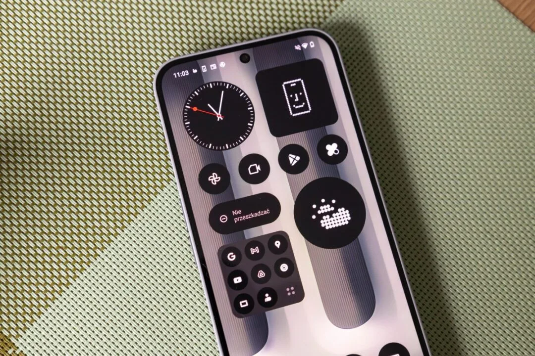 Nothing Phone (2a) Plus - recenzja. Świeci się i błyska
