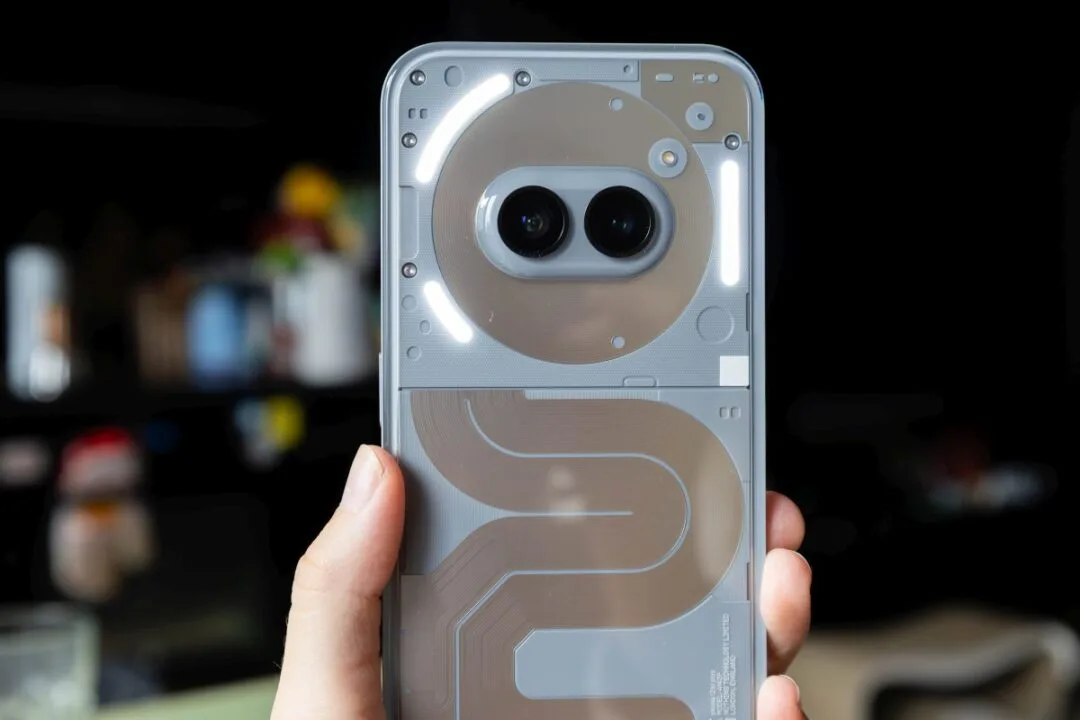 Nothing Phone (2a) Plus - recenzja. Świeci się i błyska