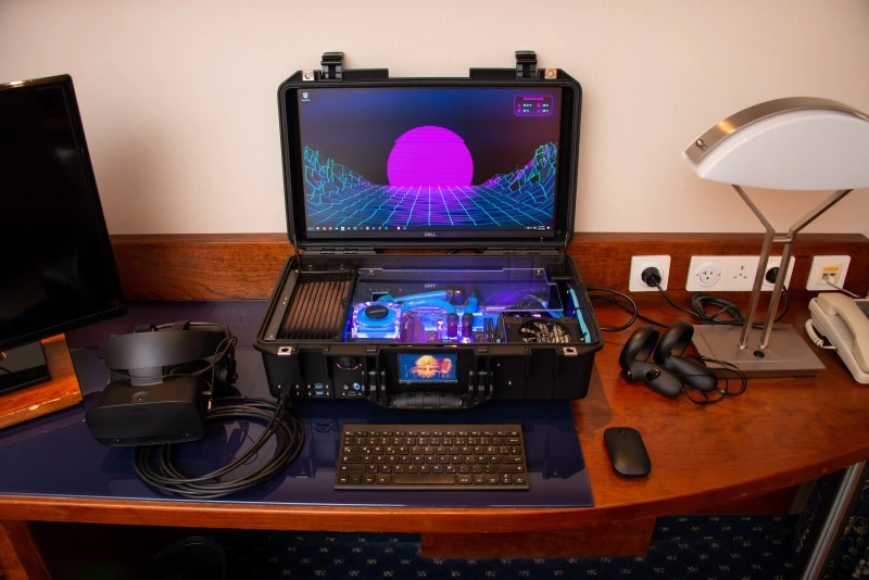 Ta niepozorna walizka to chłodzony cieczą PC z 23-calowym ekranem