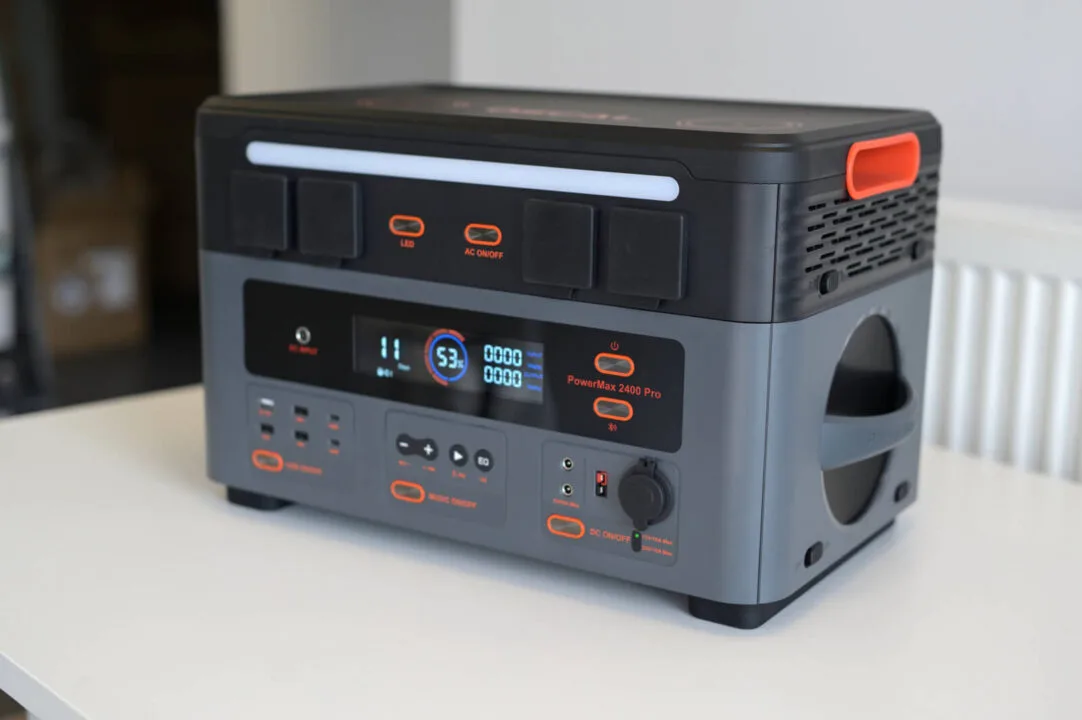 OSCAL PowerMax 2400 Pro – recenzja. Przenośna elektrownia z głośnikami i latarką