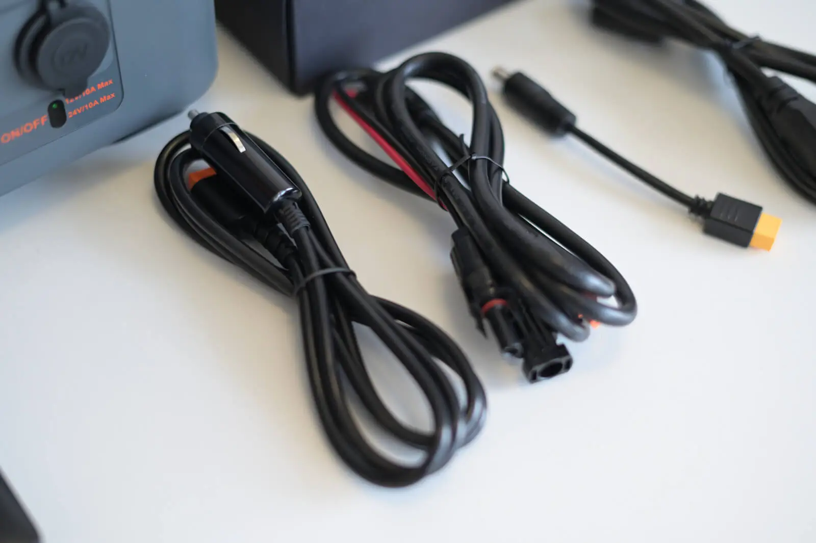 OSCAL PowerMax 2400 Pro – recenzja. Przenośna elektrownia z głośnikami i latarką