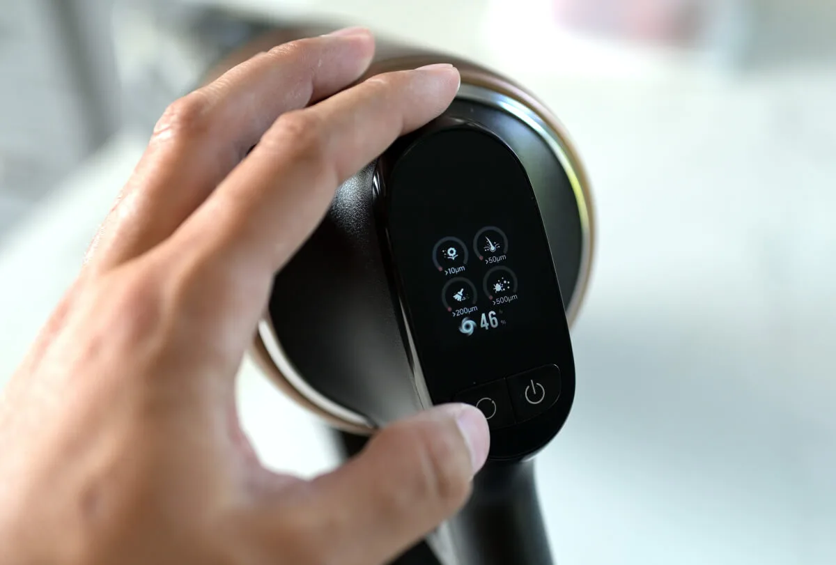 Moc ssania i ustawienia odkurzacza możemy dostosować dzięki czytelnemu wyświetlaczowi LCD