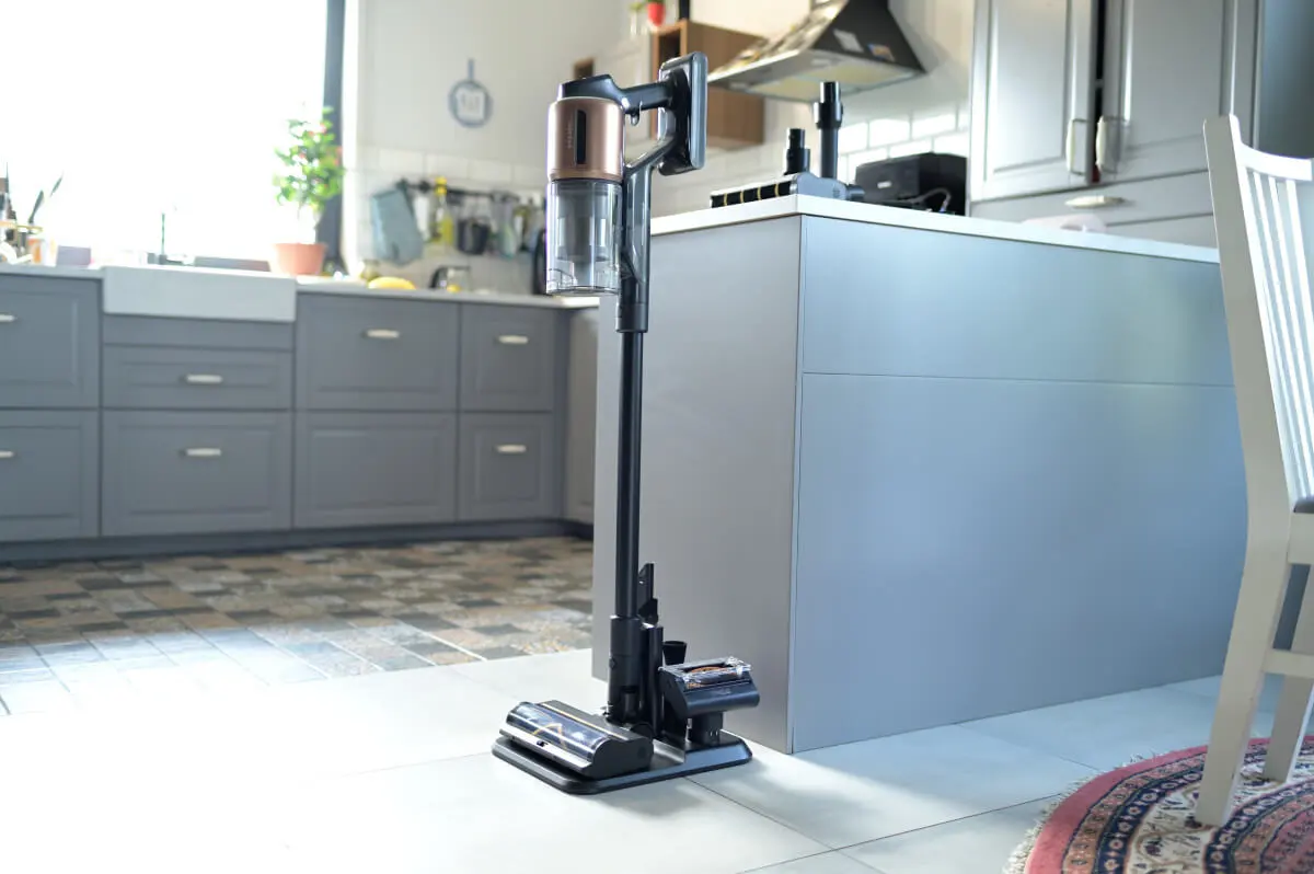 W zestawie znajduje się podstawka, na której można umieścić dodatkowe akcesoria