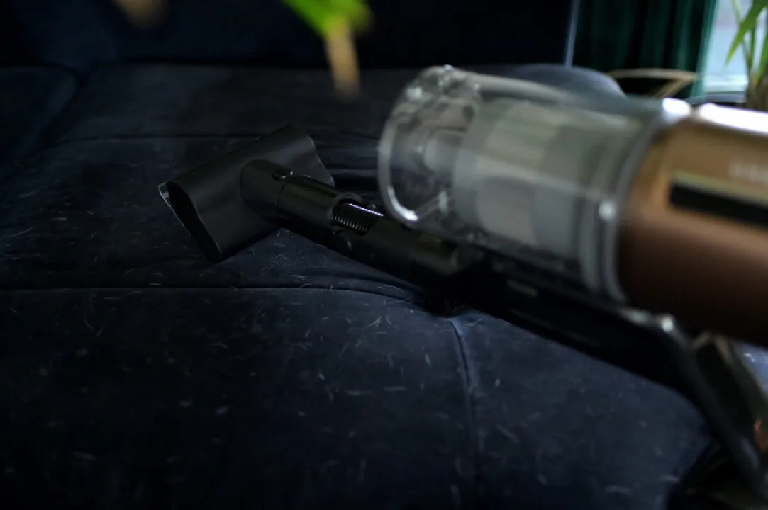 Psia sierść na kanapie? Dreame Z20 wciąga ją perfekcyjnie