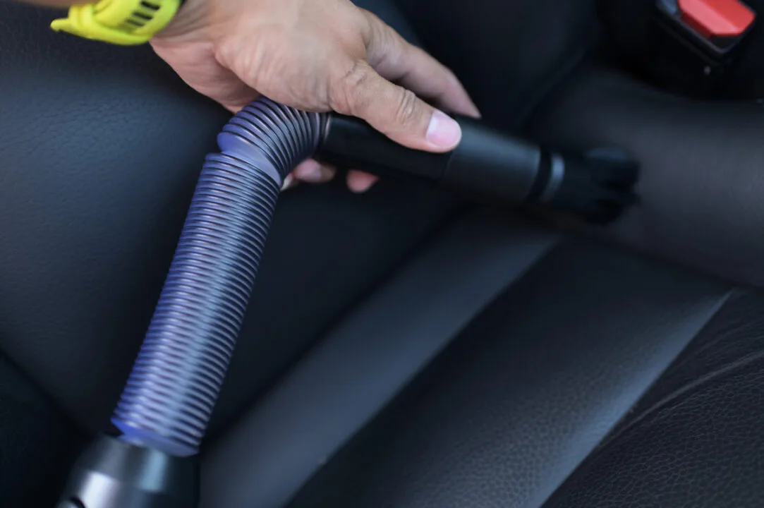 Elastyczny wąż i oborowa miękka szczotka podczas odkurzania foteli samochodowych