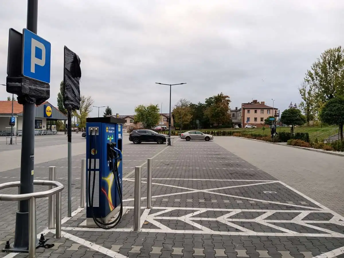 Wezwanie do zapłaty za wycieraczką? UOKiK prześwietla parkingi pod sklepami
