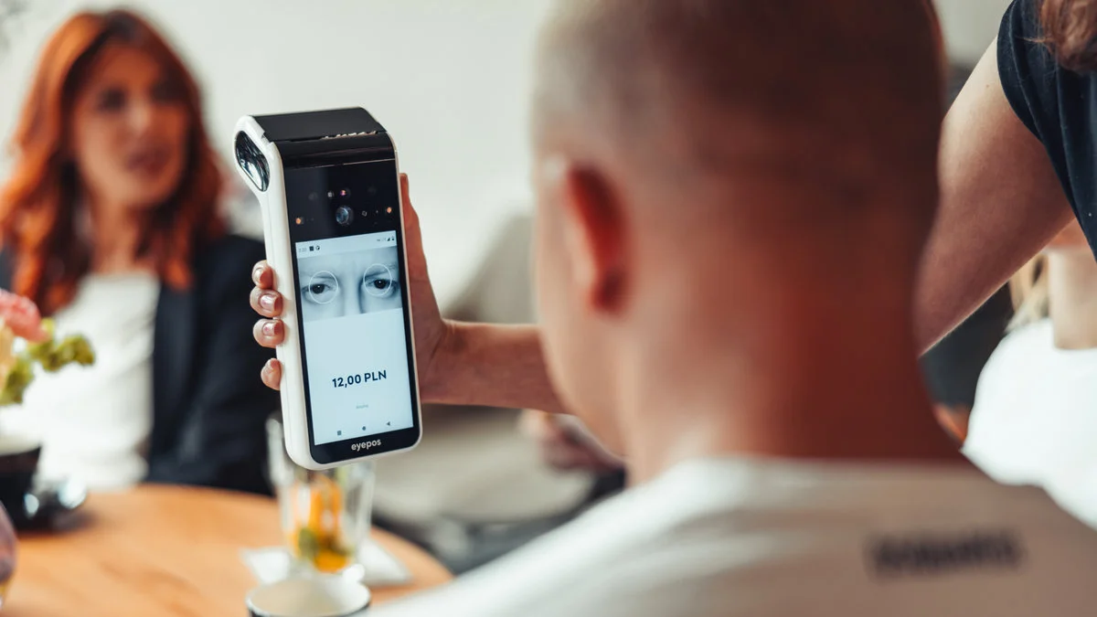 Zapomnij o karcie, zapłać spojrzeniem. Nowa technologia działa w Polsce