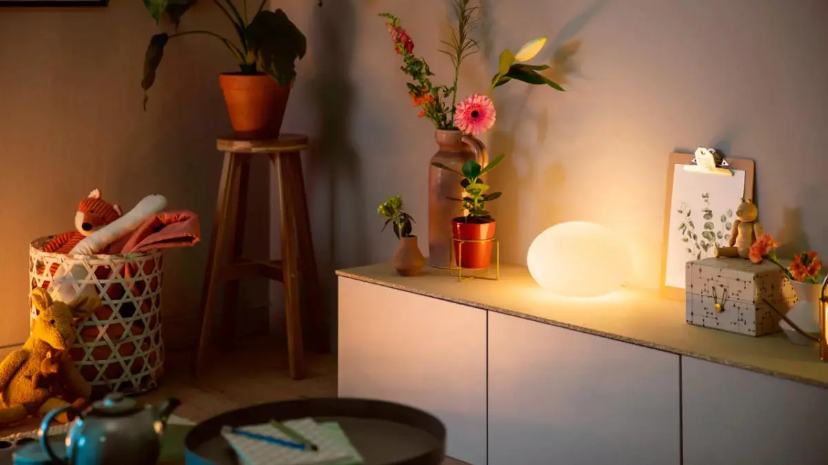 Philips odświeża klasyka. Lampa Hue Flourish będzie jaśniejsza i mądrzejsza
