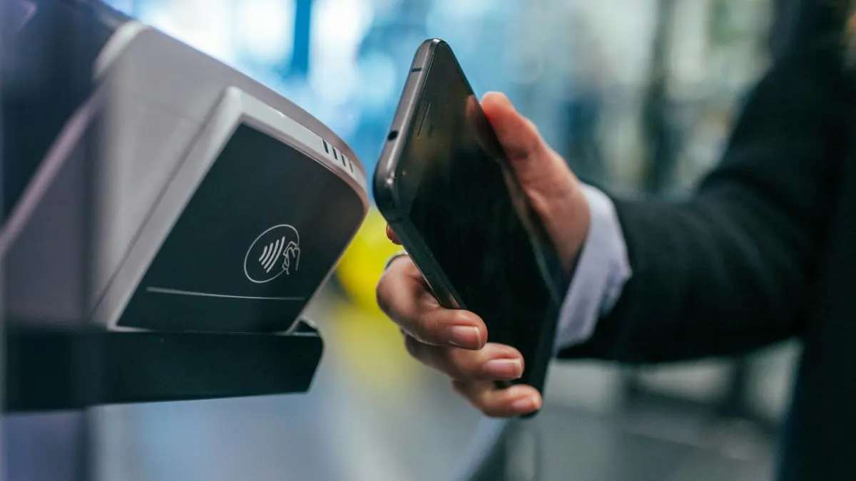 Polacy mówią NIE gotówce. Zakochali się w płaceniu smartfonem