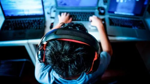 Polskie studio 11 bit studios płaci za granie w gry