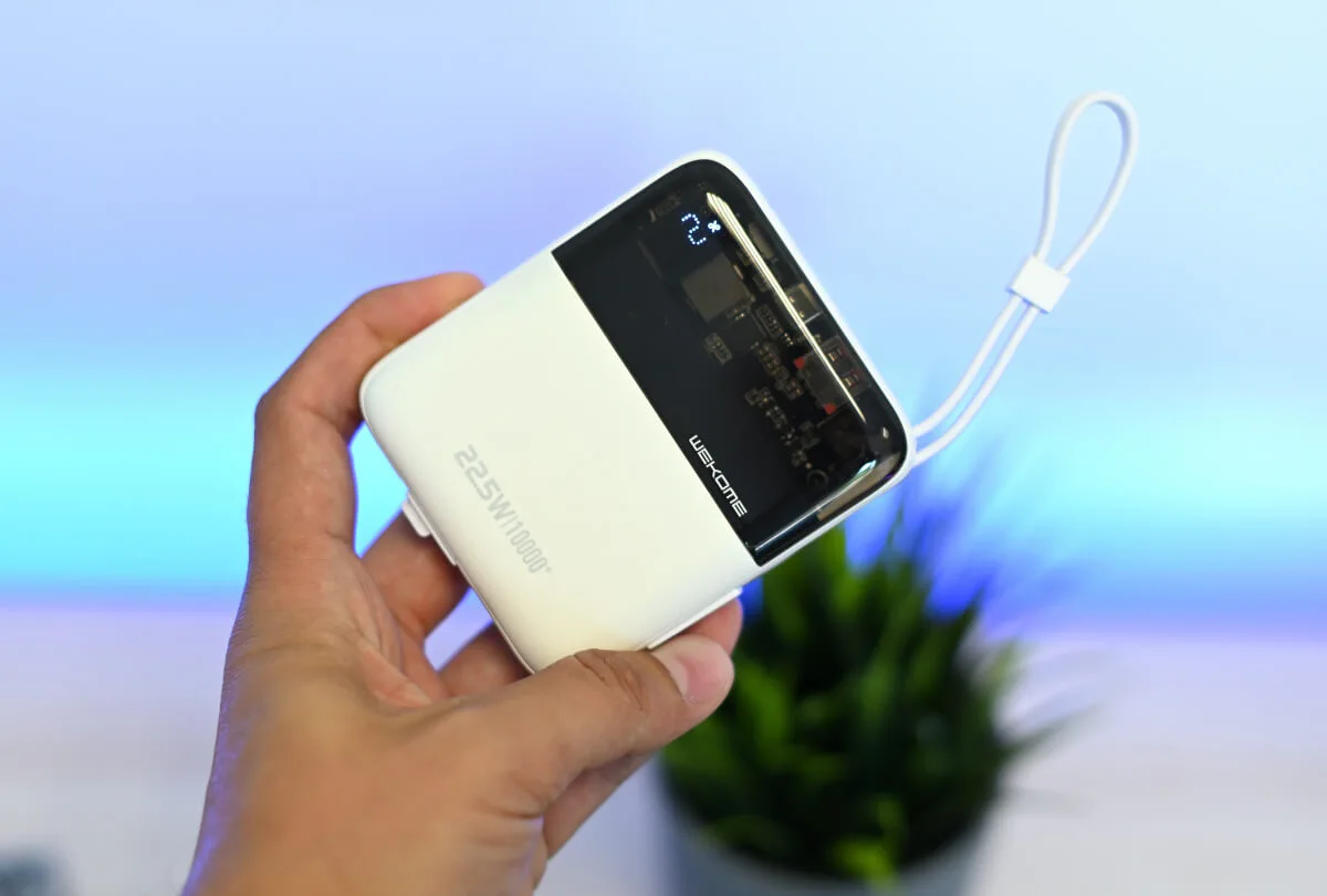 Power bank WEKOME WP-309 bez problemu mieści się w dłoni