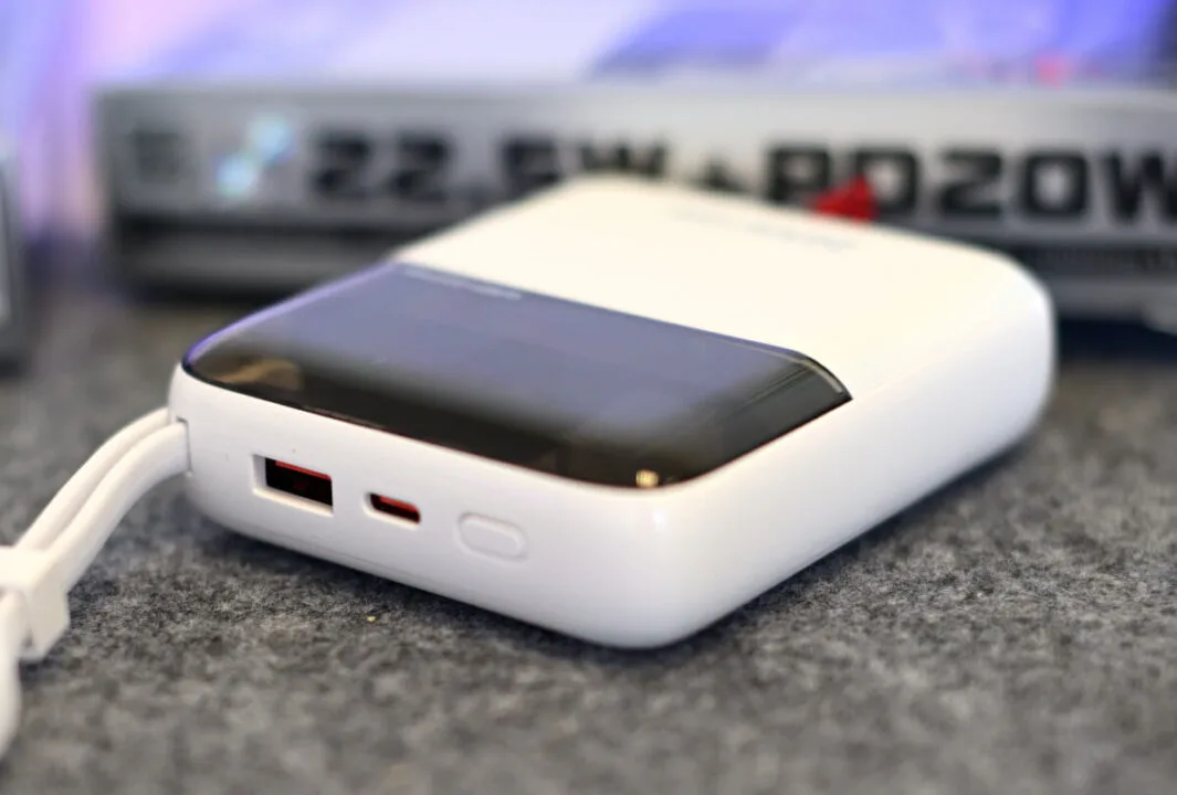 Dwa złącza umieszczono na górnej krawędzi WEKOME WP-309