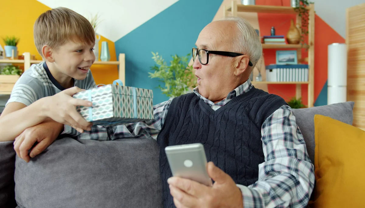 Prezent na święta dla seniora. Oto cztery propozycje idealnych podarunków pod choinkę