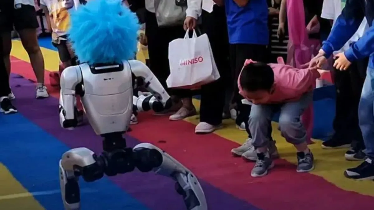 Robot w peruce znokautował dziecko. Humanoid hitem sieci [WIDEO]