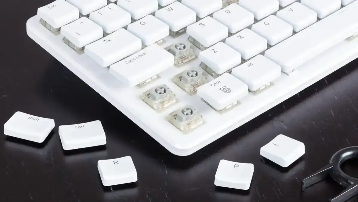 Raspberry Pi 500+ zaskakuje. PC w klawiaturze mechanicznej