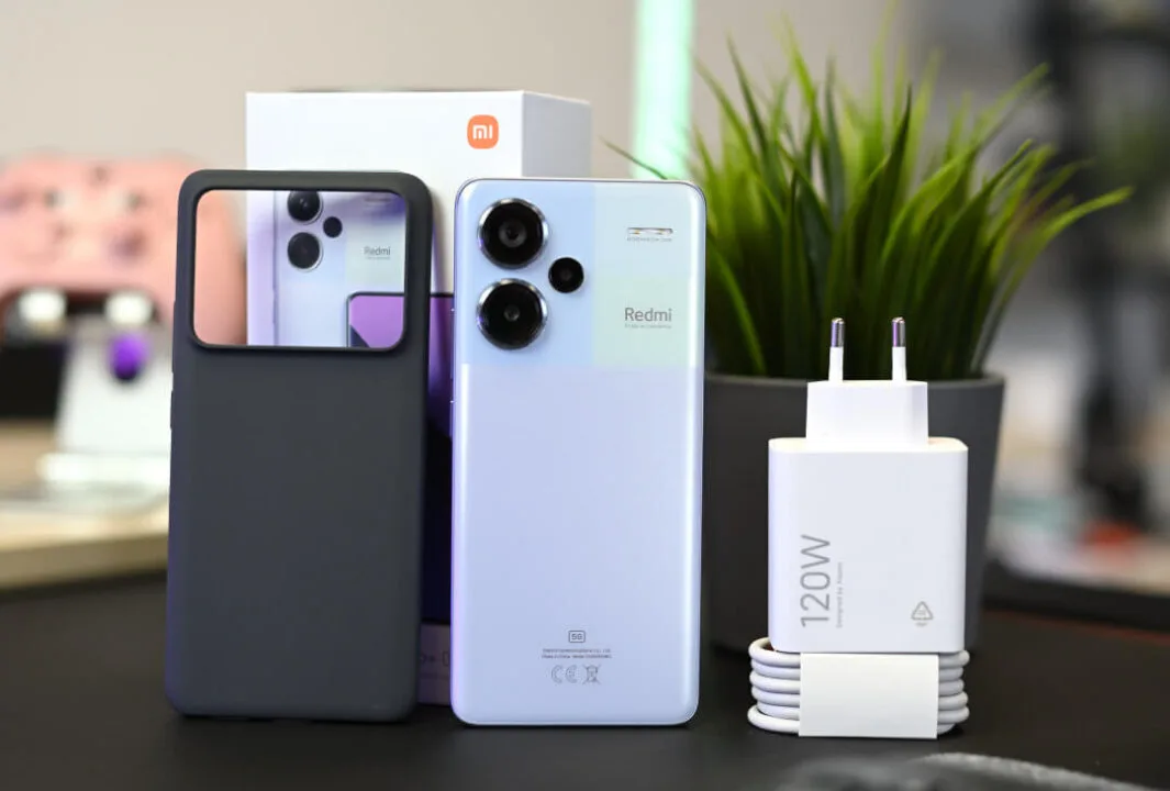 Zestaw nie zawodzi - producent dorzuca ładowarkę i etui