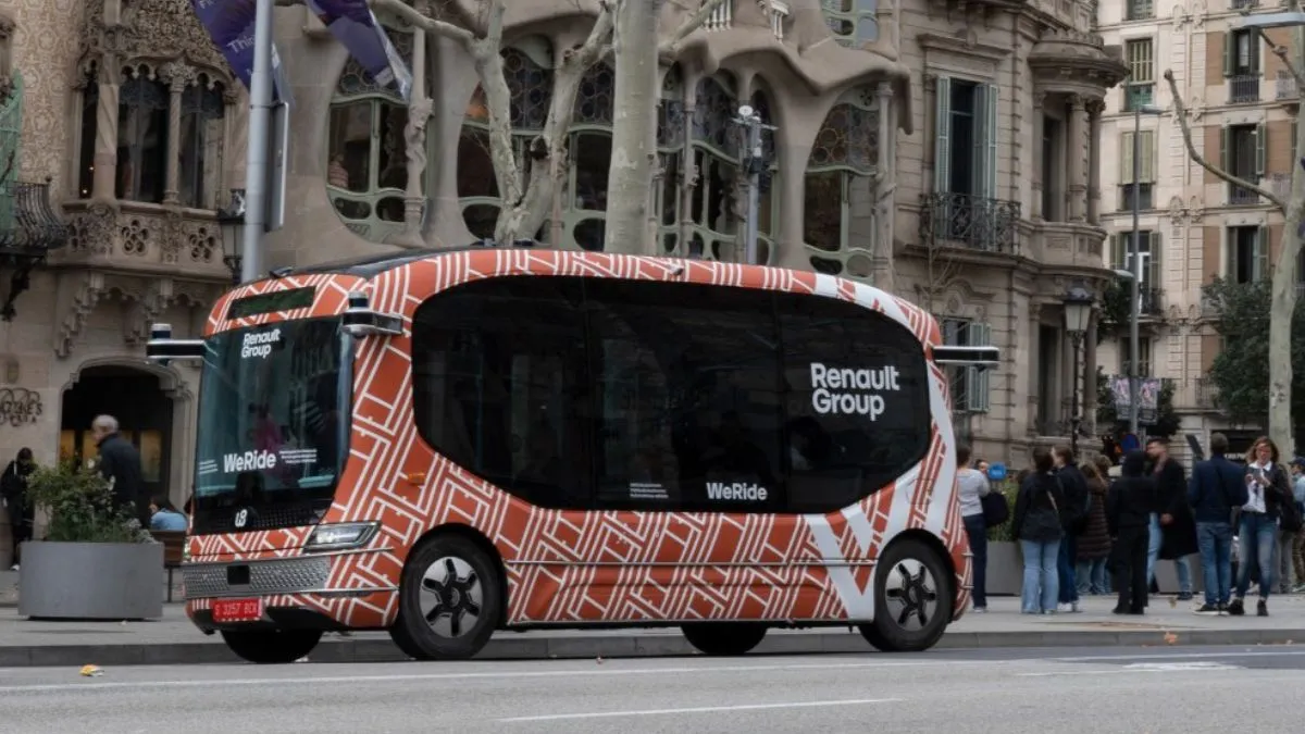 Autonomiczny autobus bez kierowcy jeździ po ulicach Barcelony