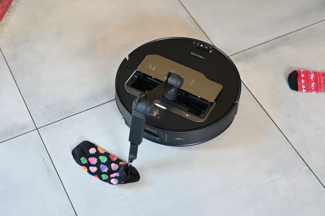 Test Roborock Saros Z70. Robot sprzątający, który zbiera przedmioty
