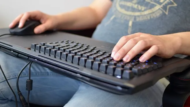 Roccat Sova – test kanapowej klawiatury dla graczy