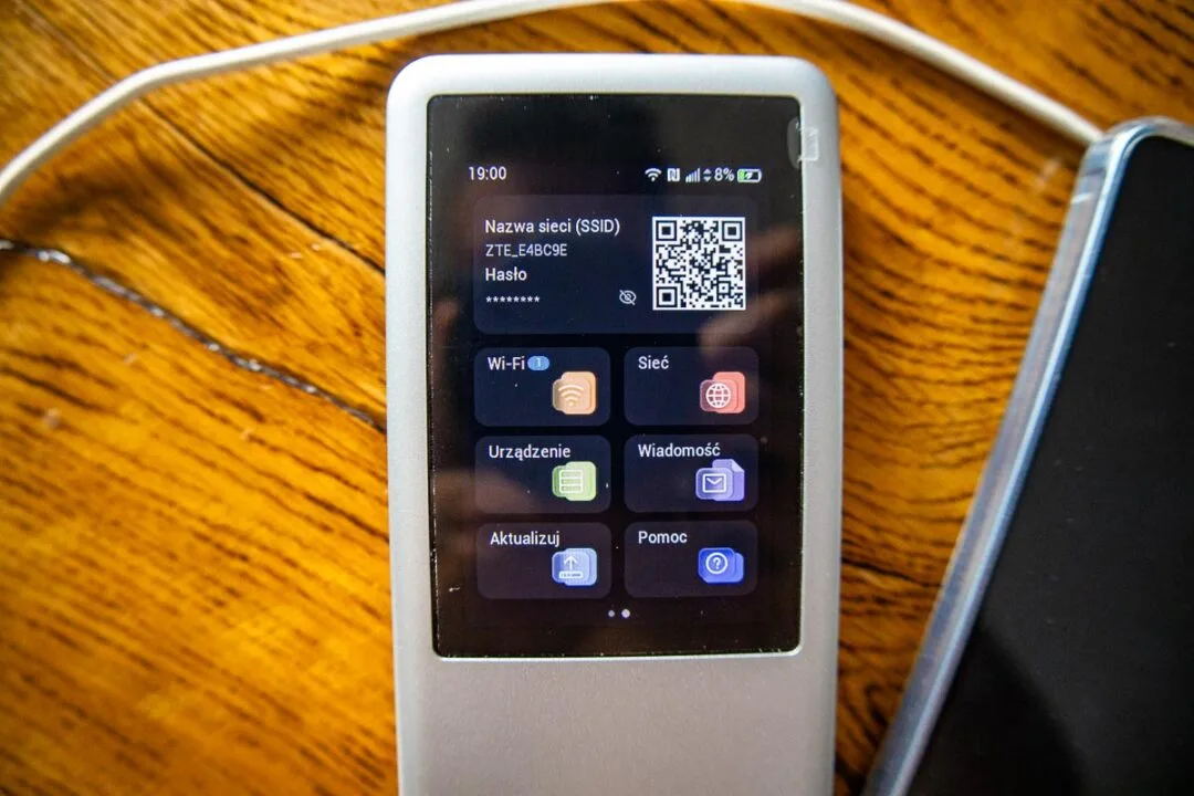 Test routera mobilnego ZTE U60 Pro. Wi-Fi 7, dotykowy ekran i funkcja powerbanku w jednym