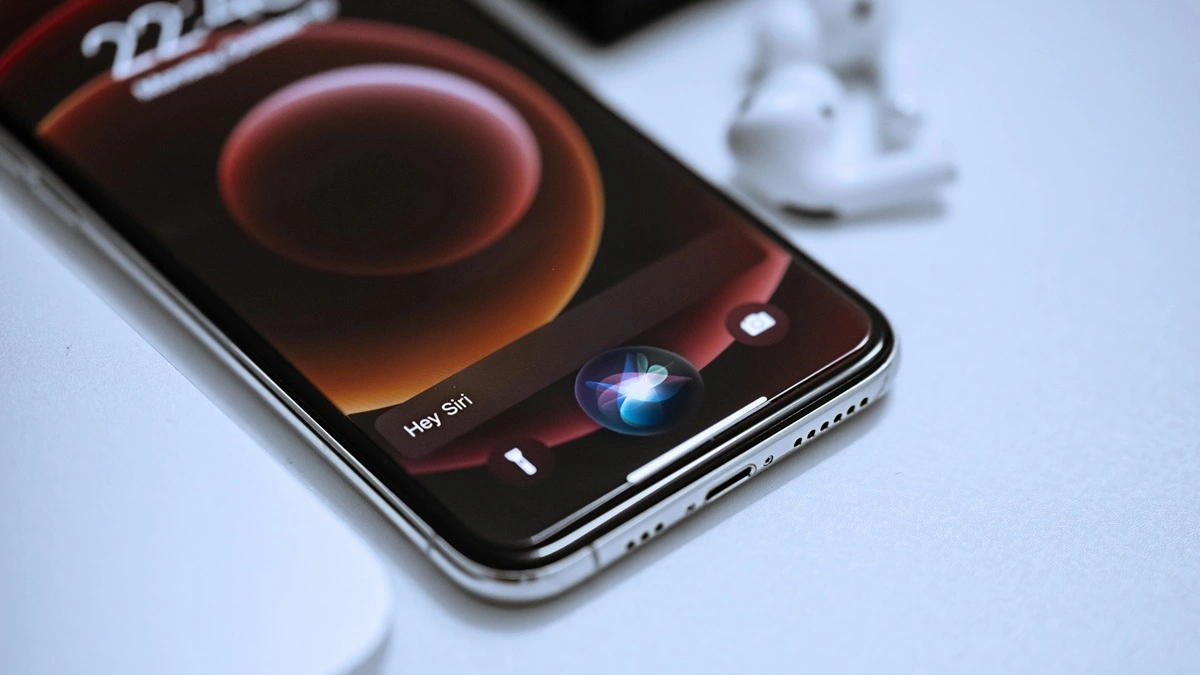 Siri na sterydach? Apple szykuje asystenta zasilanego przez Google Gemini