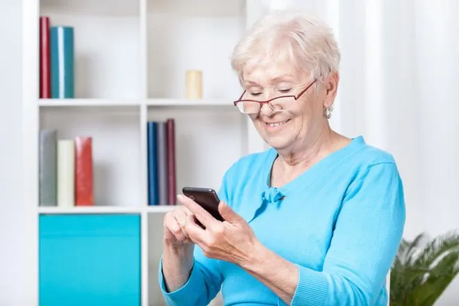 Starsze osoby mają kłopoty finansowe… przez smartfony