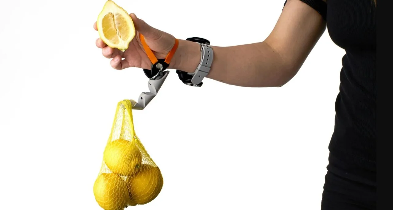 Dwa to za mało. Ten robotyczny trzeci kciuk pomoże w codziennych czynnościach