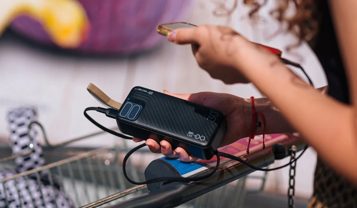 Potężny powerbank 30 000 mAh w Biedronce. Drugi dostaniesz za 1 zł