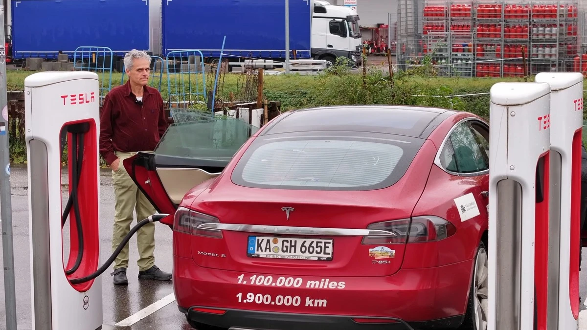 Ta Tesla przejechała ok. 2 mln kilometrów. Silnik wymieniano 14 razy