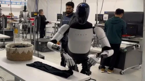 Tesla Optimus elon musk kłamał robot humanoidalny