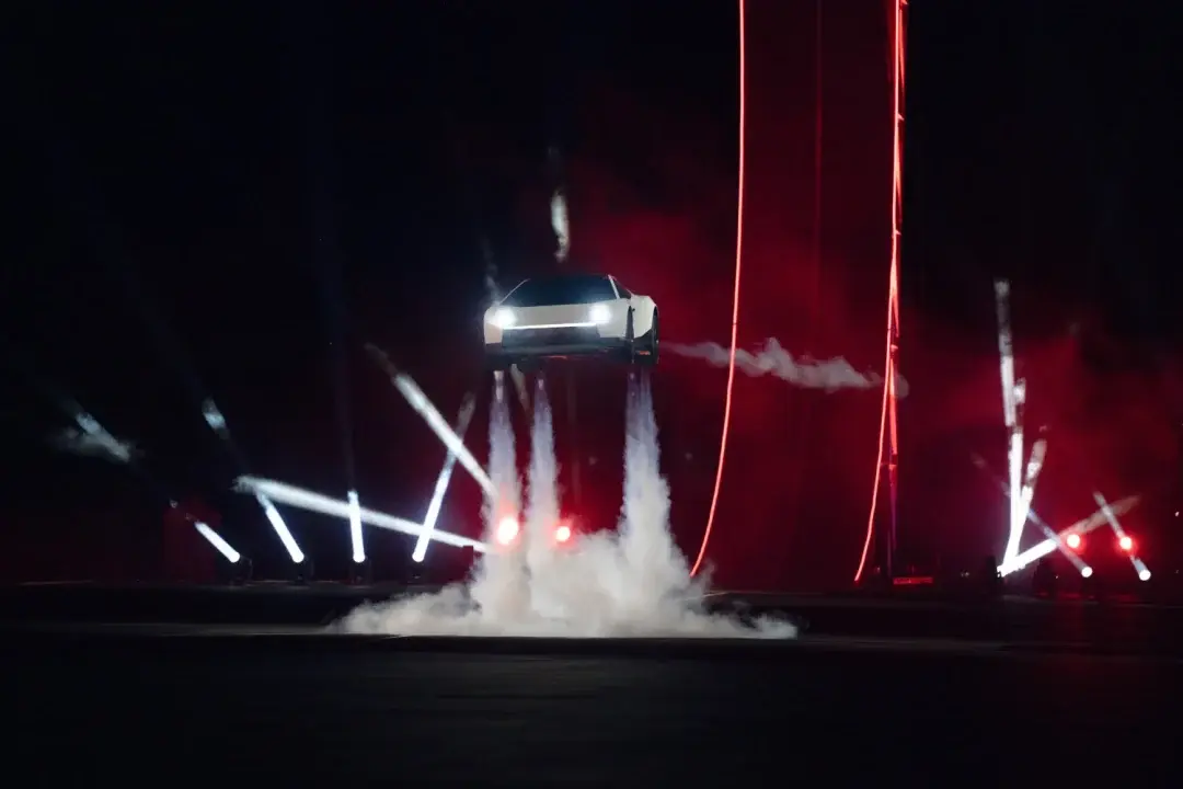 Musk zaprezentował samochód, który potrafi unosić się w powietrzu / Źródło: Tesla
