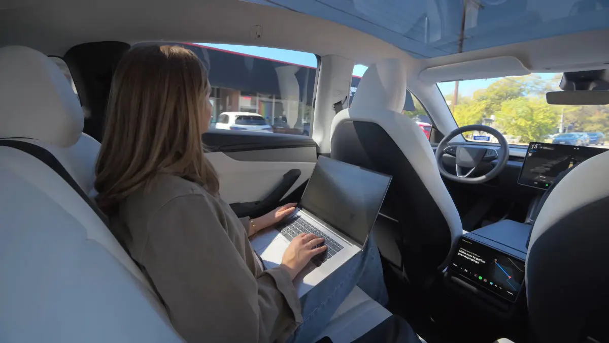 Tesla Robotaxi rozbija się częściej niż ludzie. Brutalna weryfikacja wizji Muska