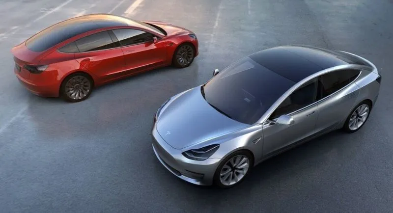 Samochody Tesla będą wkrótce mówiły do przechodniów – zobacz nową funkcję w akcji