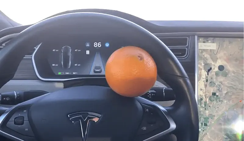 Autopilota Tesli można oszukać pomarańczą
